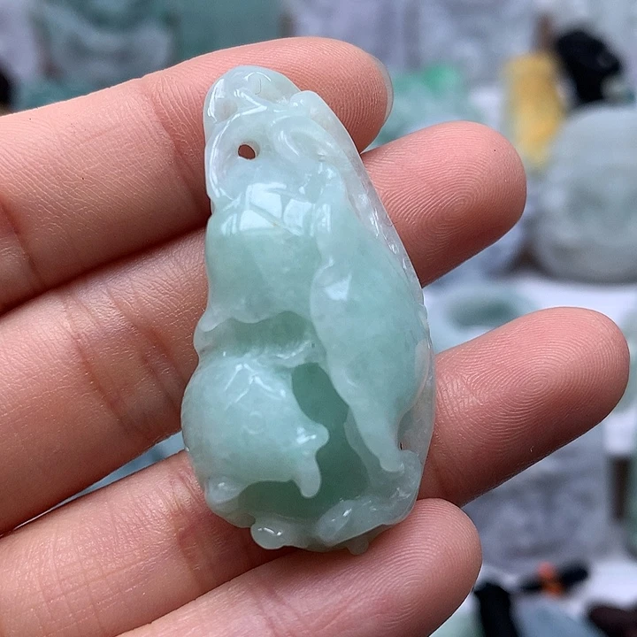 翡翠未镶嵌颈饰和和美美年年有余两面工艺福利