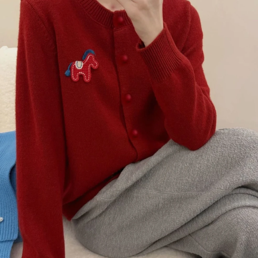 韩系慵懒风红色圆领小马刺绣针织开衫上衣毛衣女秋冬百搭内