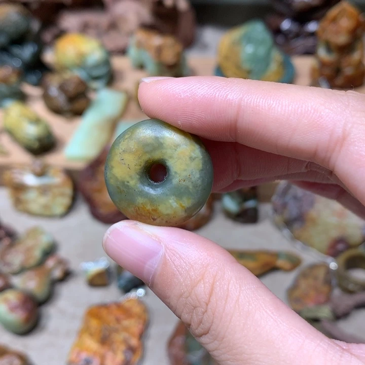 未镶嵌岫岩河磨玉（透闪石质玉）挂件