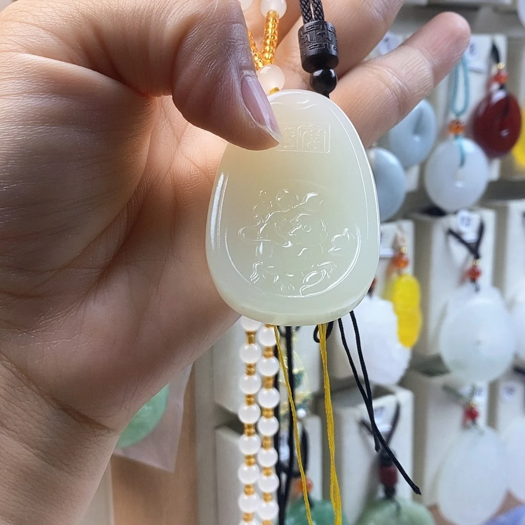 星****石英质玉未镶嵌颈饰