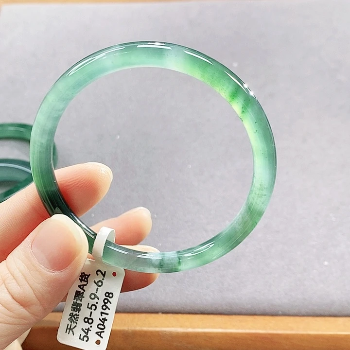 翡翠未镶嵌手镯（圆镯）