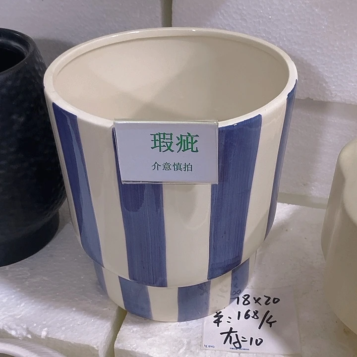 摆件多肉瑕疵盆有孔。