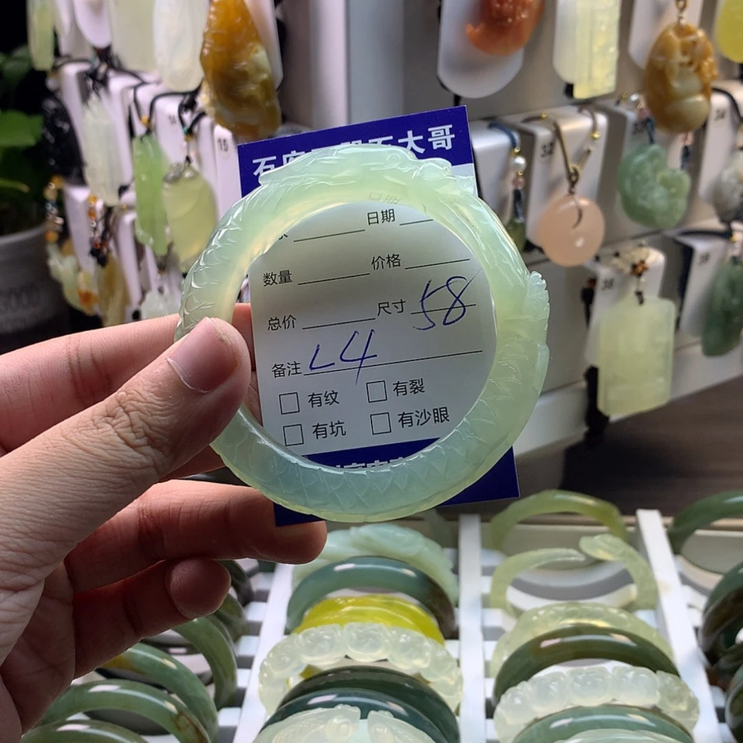 【闪购商品】蛇纹石玉手镯未镶嵌小**！