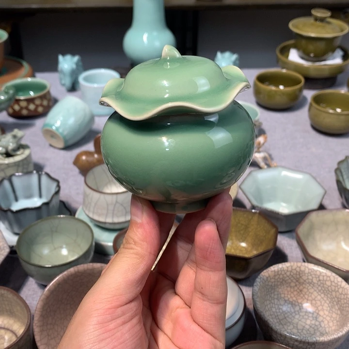 龙泉青瓷梅子青荷叶罐
