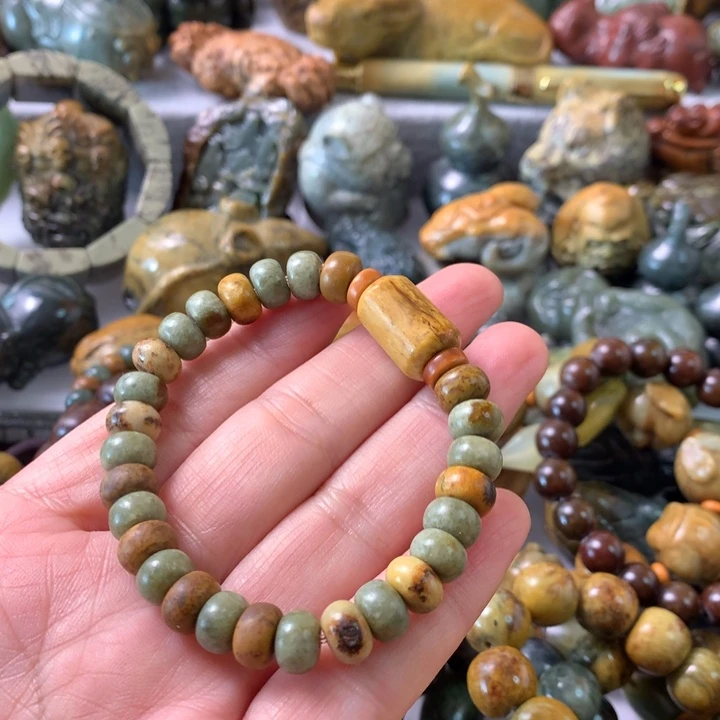 未镶嵌岫岩河磨玉（透闪石质玉）把件