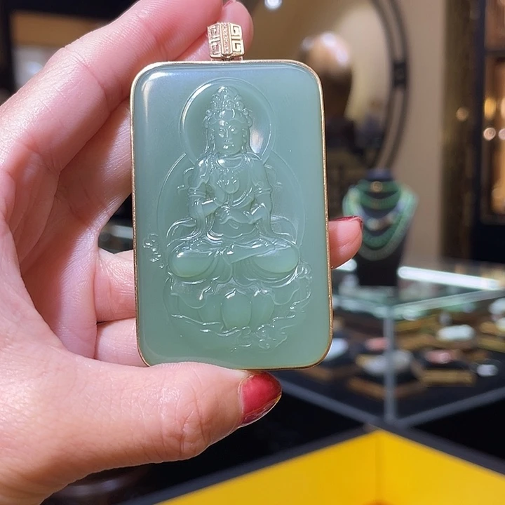 颈饰18K金镶嵌和田玉观音