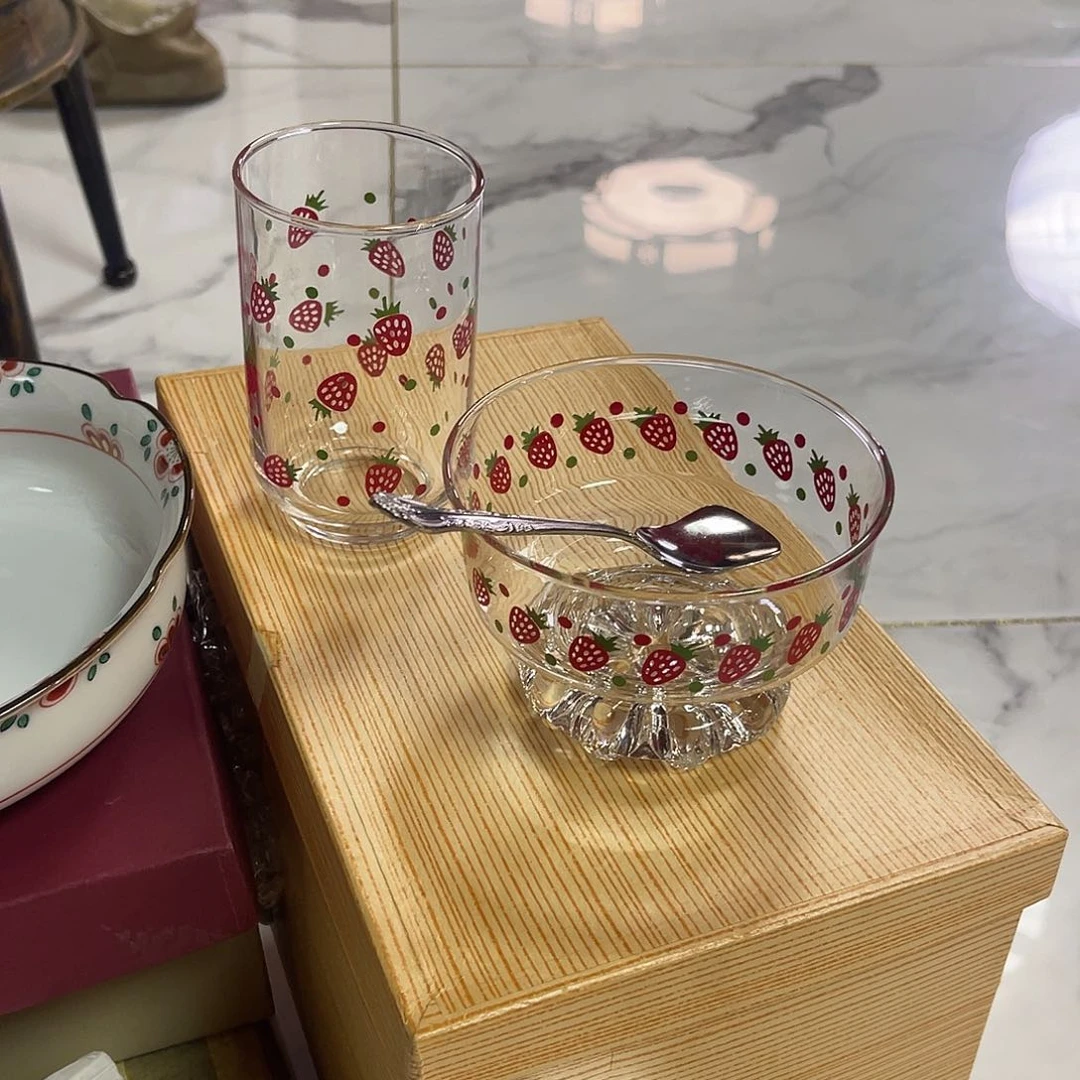 瓷片草莓杯子和冰激凌碗