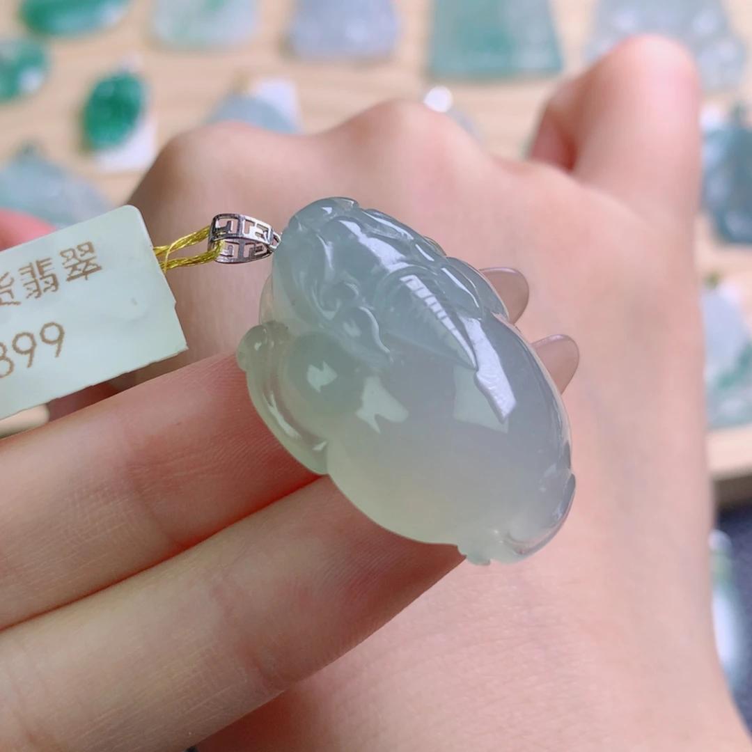 翡翠18K金镶嵌颈饰吊坠