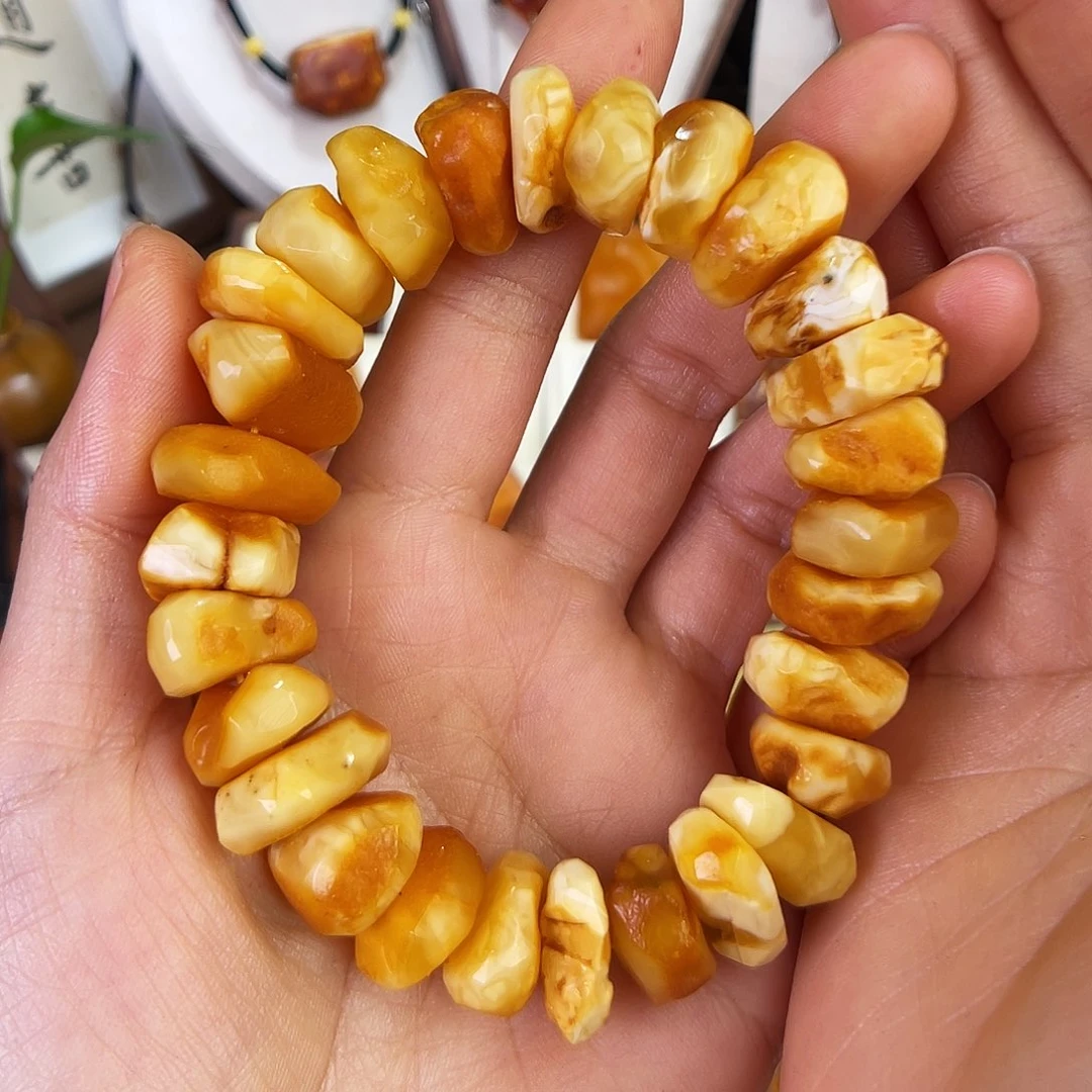 琥珀珠宝奇石未镶嵌。