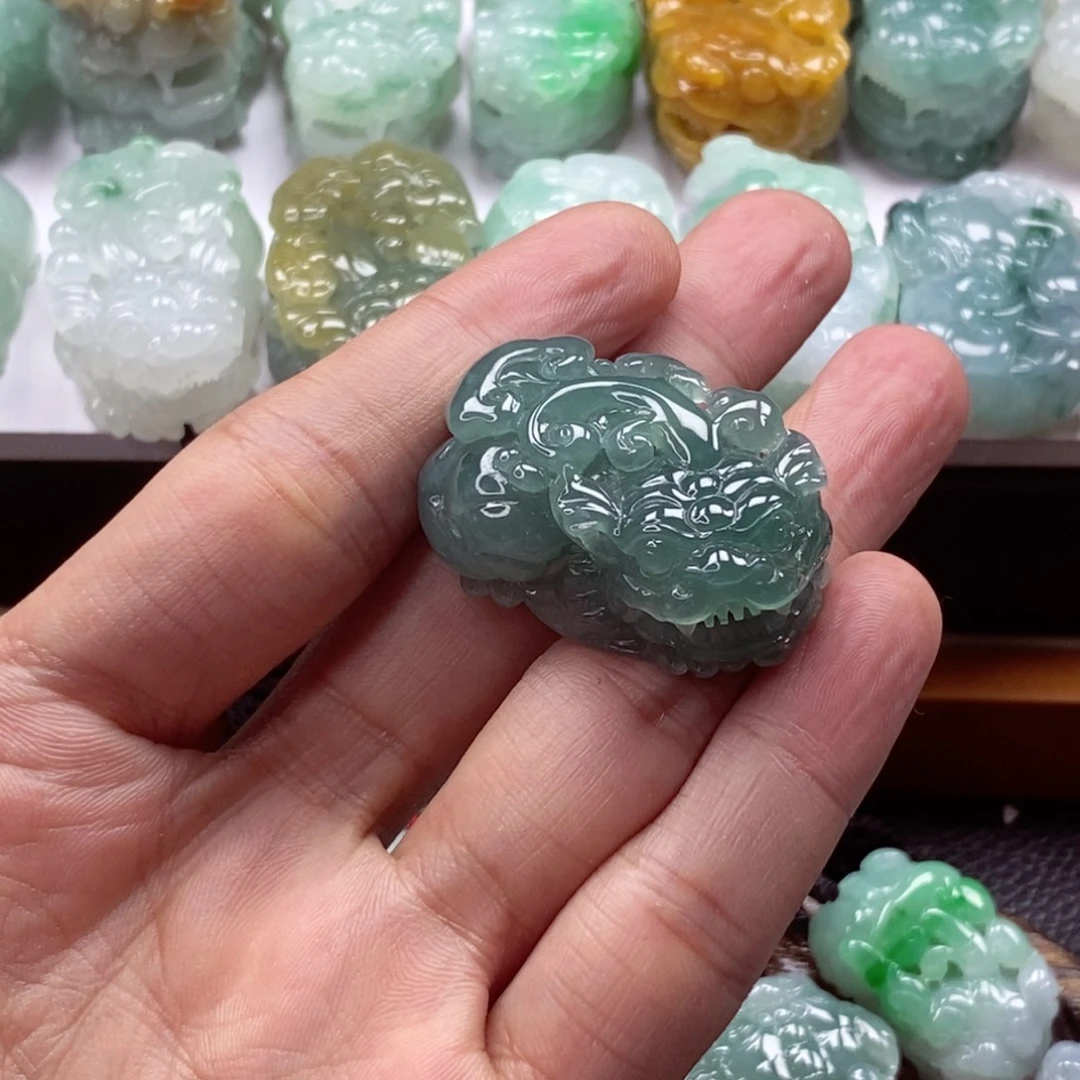 翡翠未镶嵌颈饰貔貅