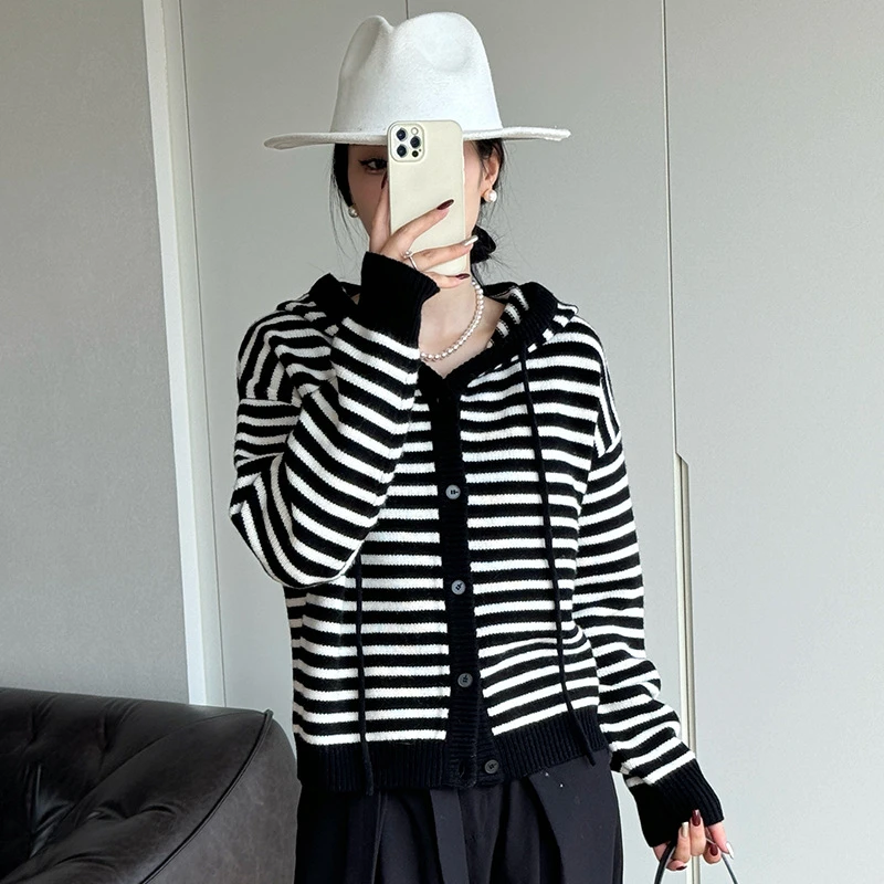 连帽撞色条纹宽松简约休闲羊毛衫针织女单排扣上衣229