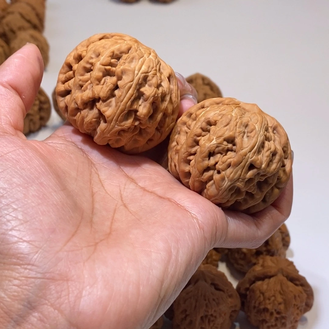 文玩核桃吊坠狮子