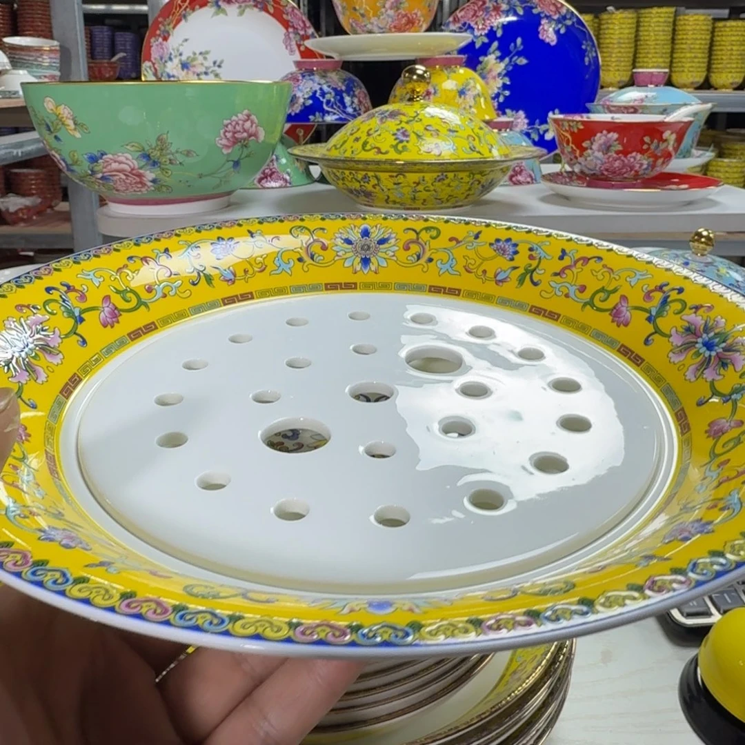 ，***。景德镇珐琅彩餐具2套10.5