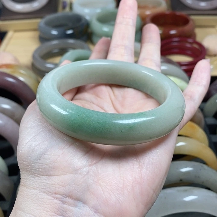 石英质玉手镯未镶嵌一****?