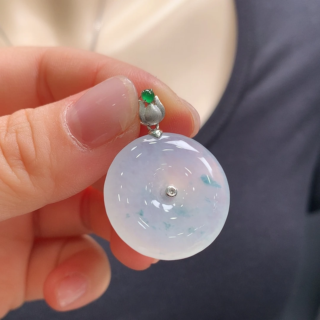 翡翠18K金镶嵌颈饰平安扣