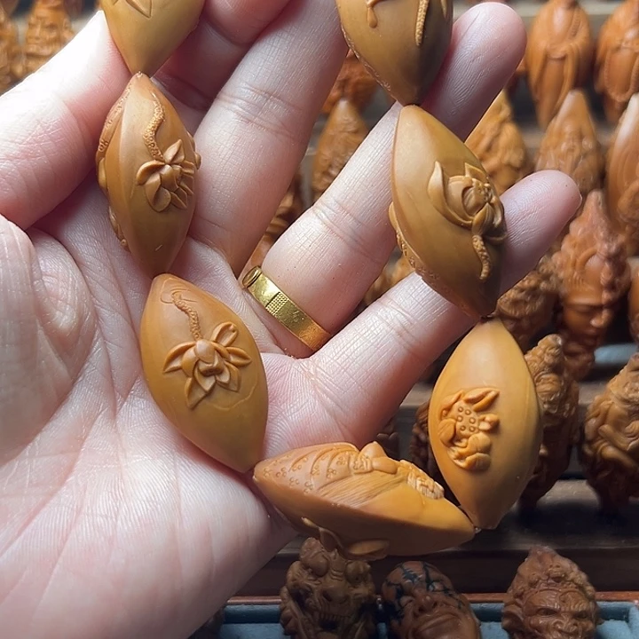手***基橄榄核吊坠橄榄核