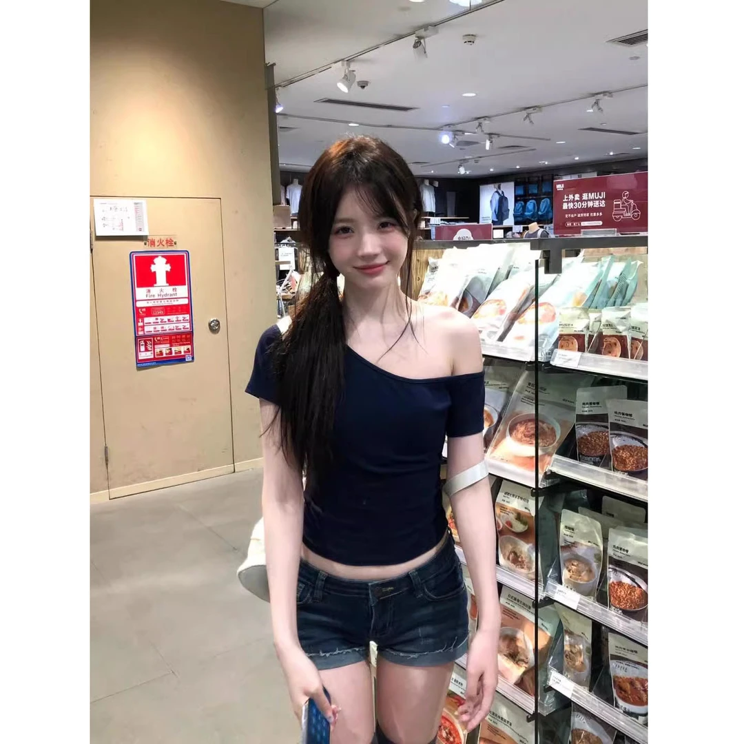 藏青色斜肩短袖t恤女夏季设计感小众修身甜辣别致短款上衣露肩