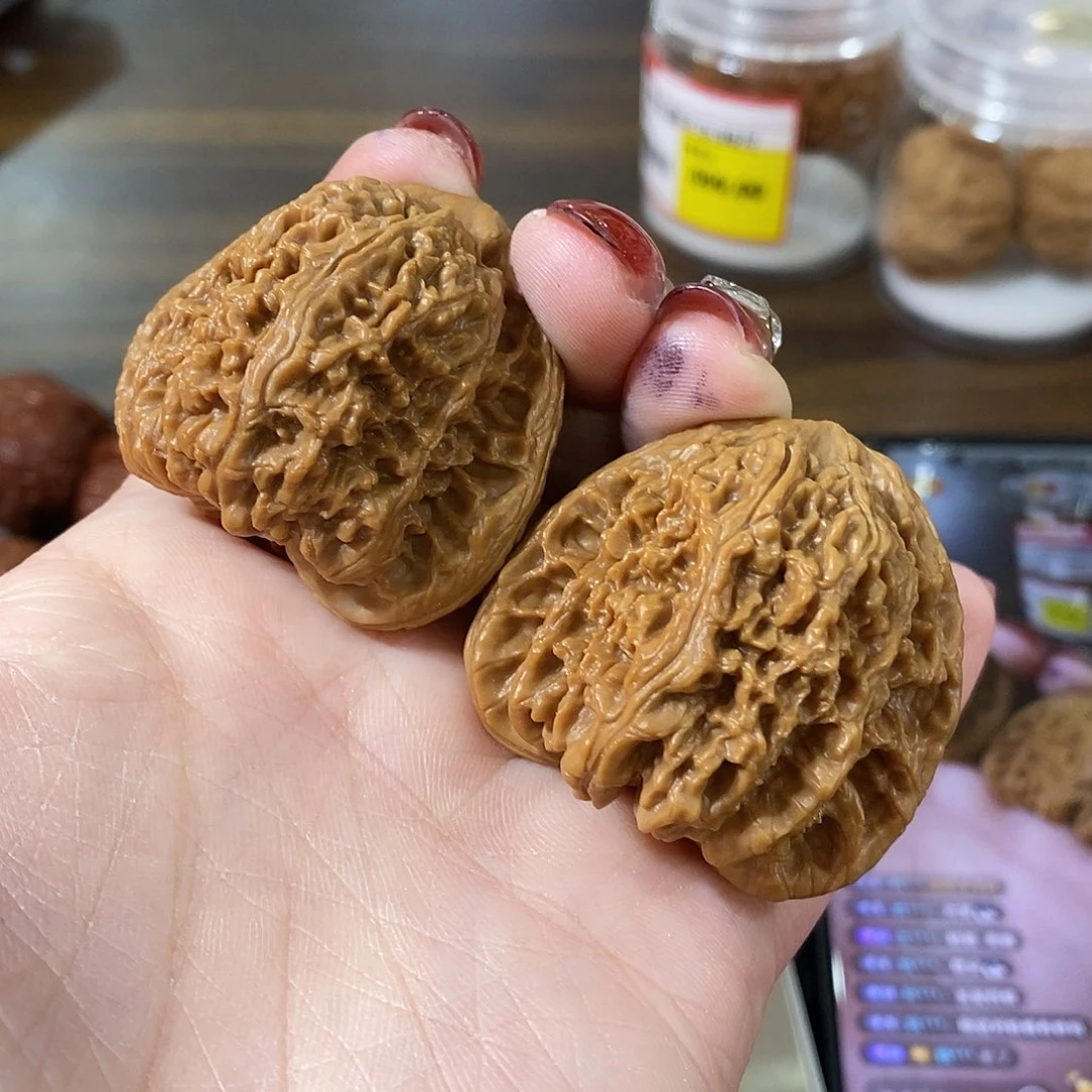 文玩核桃吊坠三角高泡43修