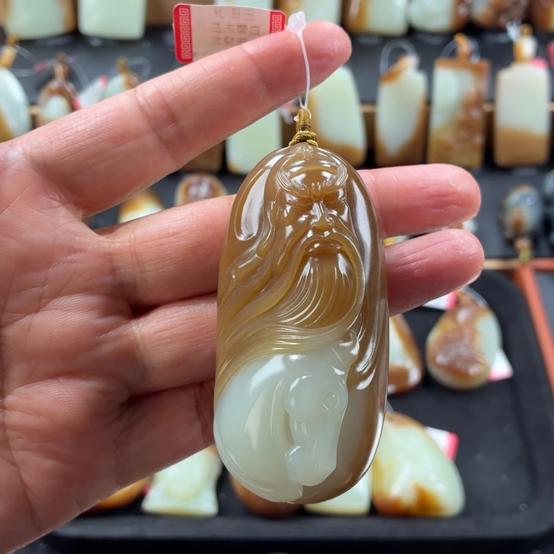 颈饰未镶嵌和田玉（糖玉）且末糖白关公