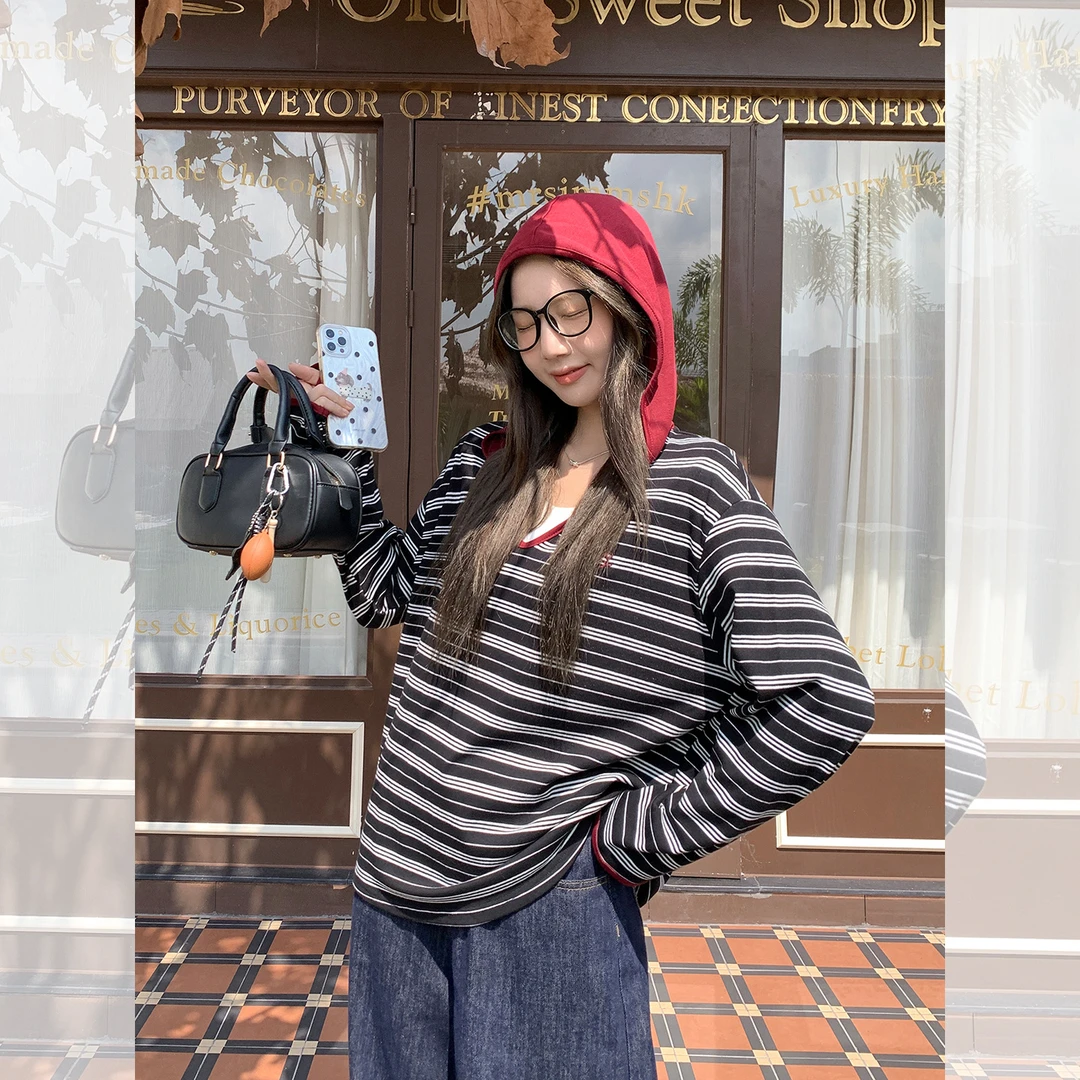 黑白撞色边V领条纹刺绣连帽长袖T恤早秋穿搭内搭打底衫宽松上衣女