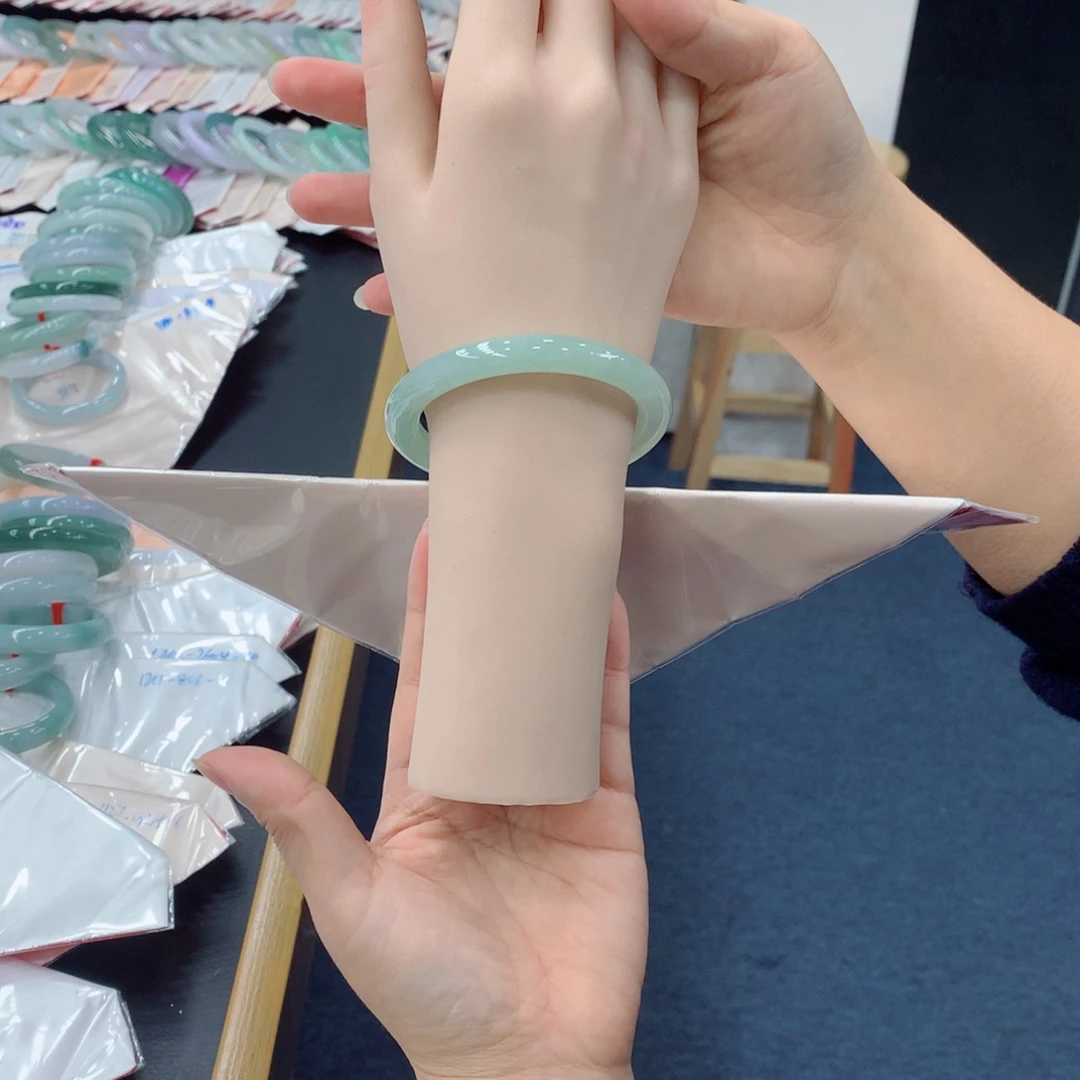 翡翠未镶嵌手镯48小时