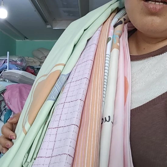 棉高端大床的颜色随机配一发两个。