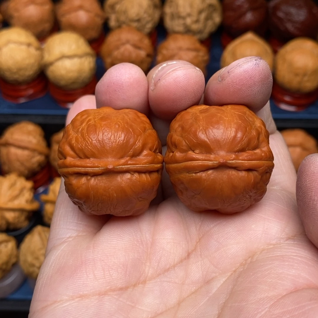 文玩核桃把件周**r手捻