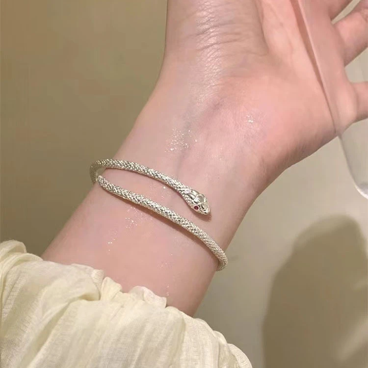 精致夏季轻奢小众高级感设计感个性冷淡风手镯蛇饰合金电镀手链