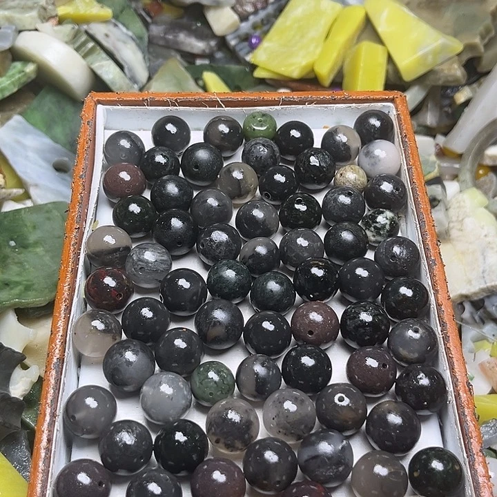 未镶嵌透闪石质玉珠宝奇石