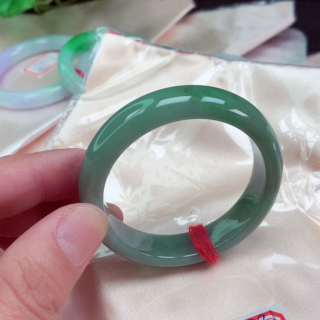 翡翠手镯未镶嵌圈口52