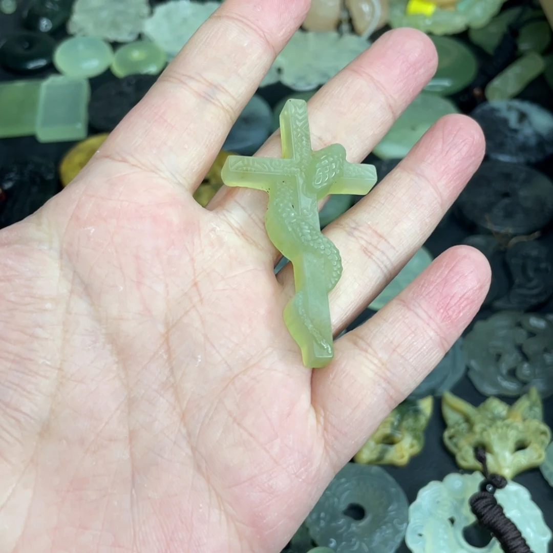 岫玉未镶嵌颈饰蛇