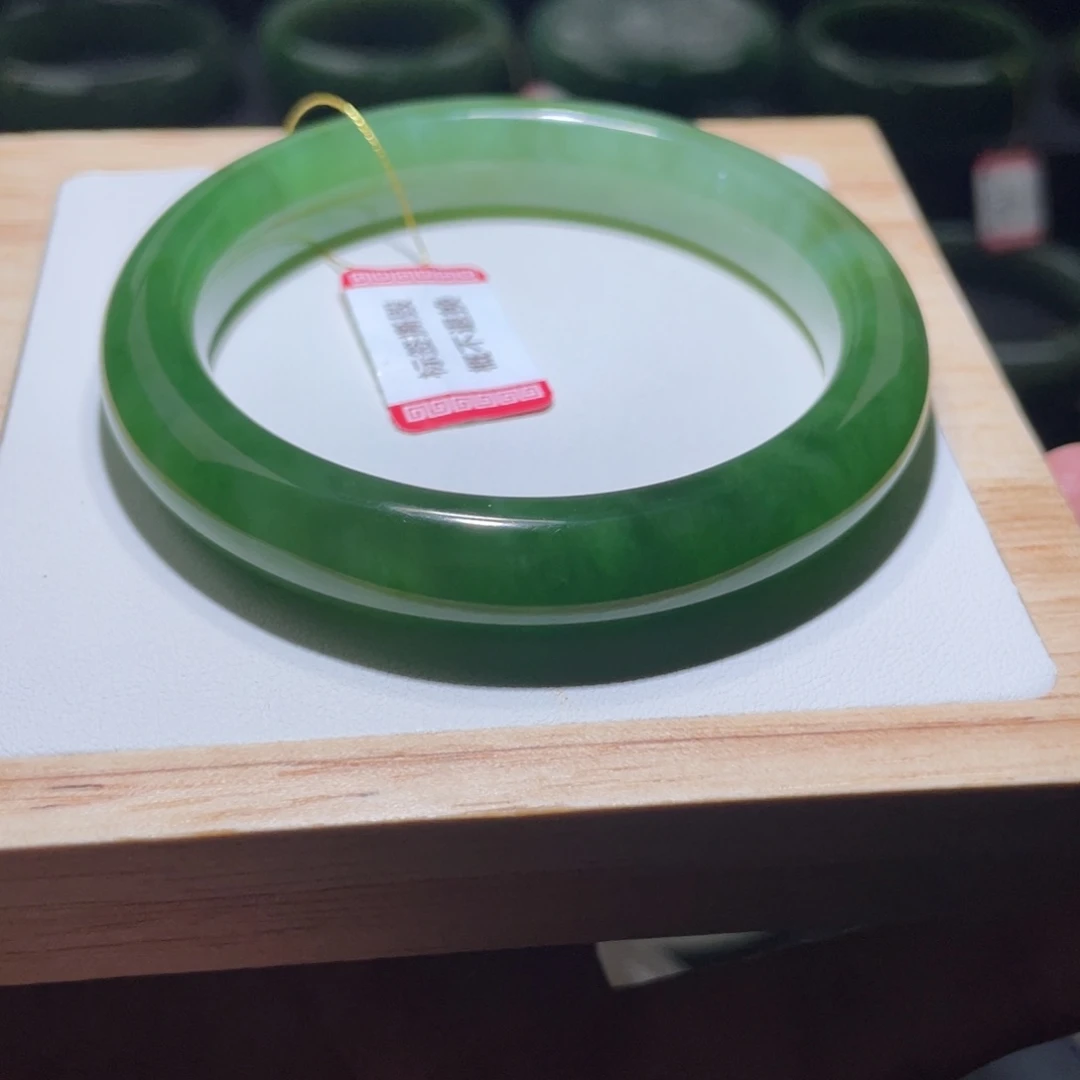 和田玉手镯未镶嵌+****?