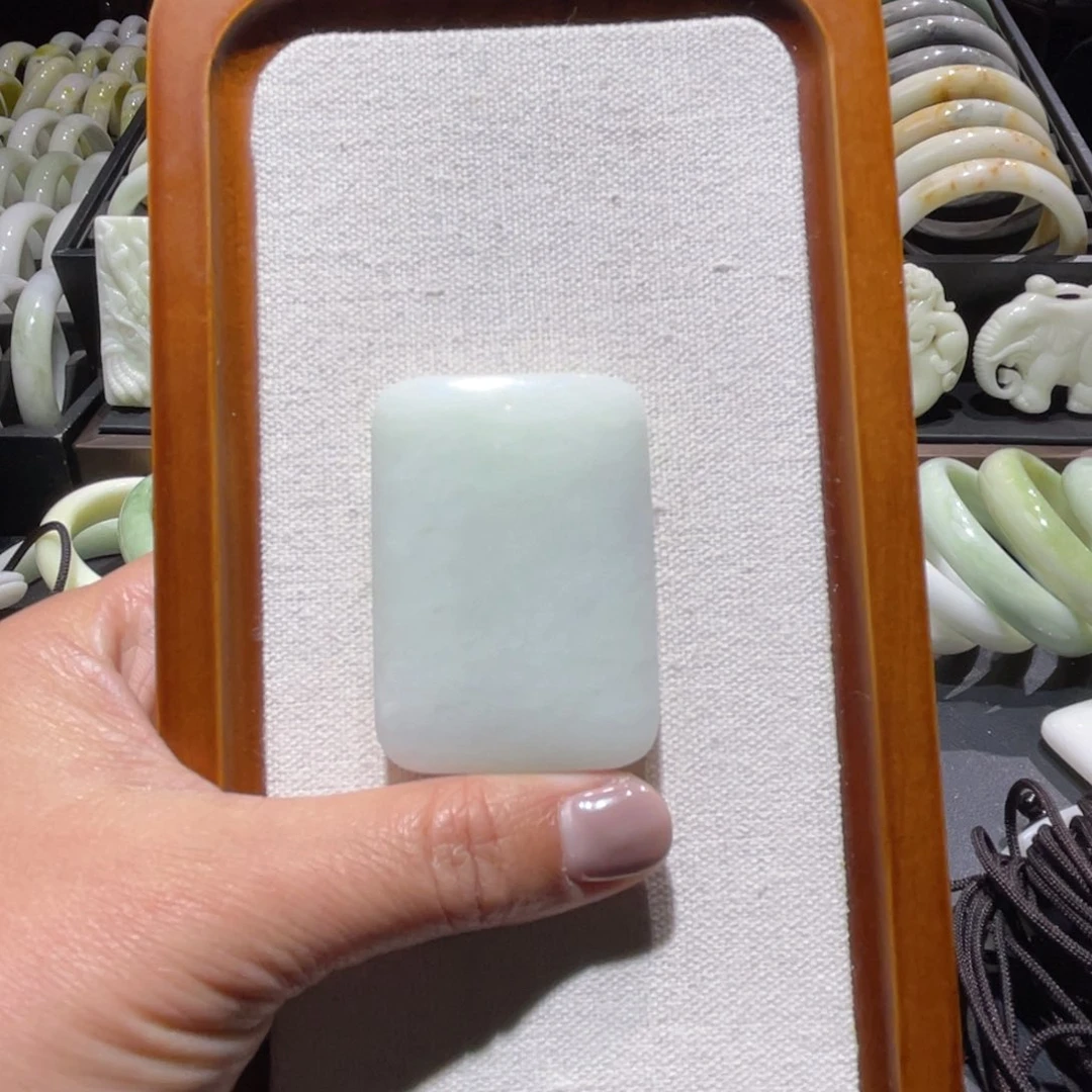 未镶嵌颈饰蓝田玉（蛇纹石化大理石玉）