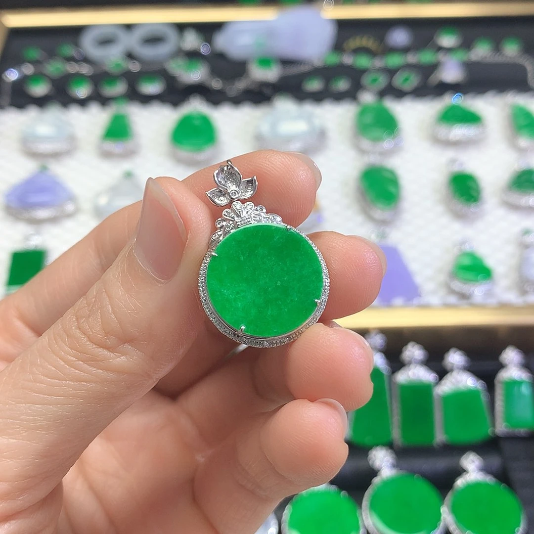 颈饰18K金镶嵌翡翠吊坠