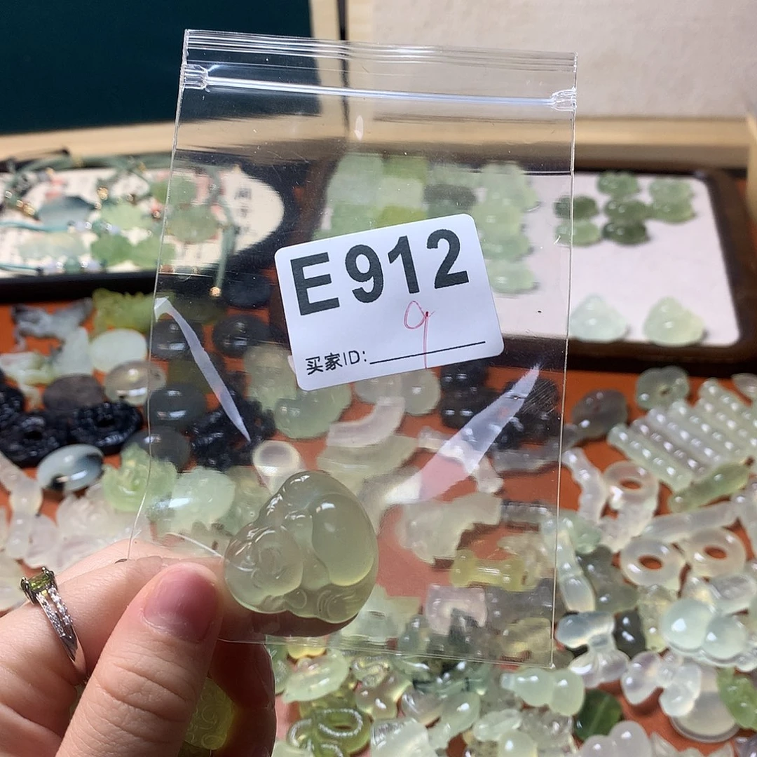 蛇纹石玉合金颈饰草*