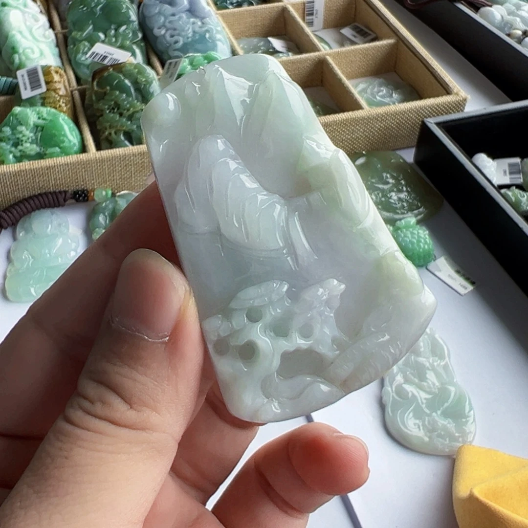 翡翠未镶嵌颈饰山水