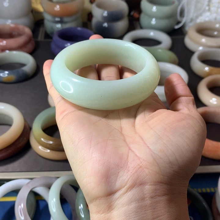 ****石英质玉（佘太翠）未镶嵌手镯