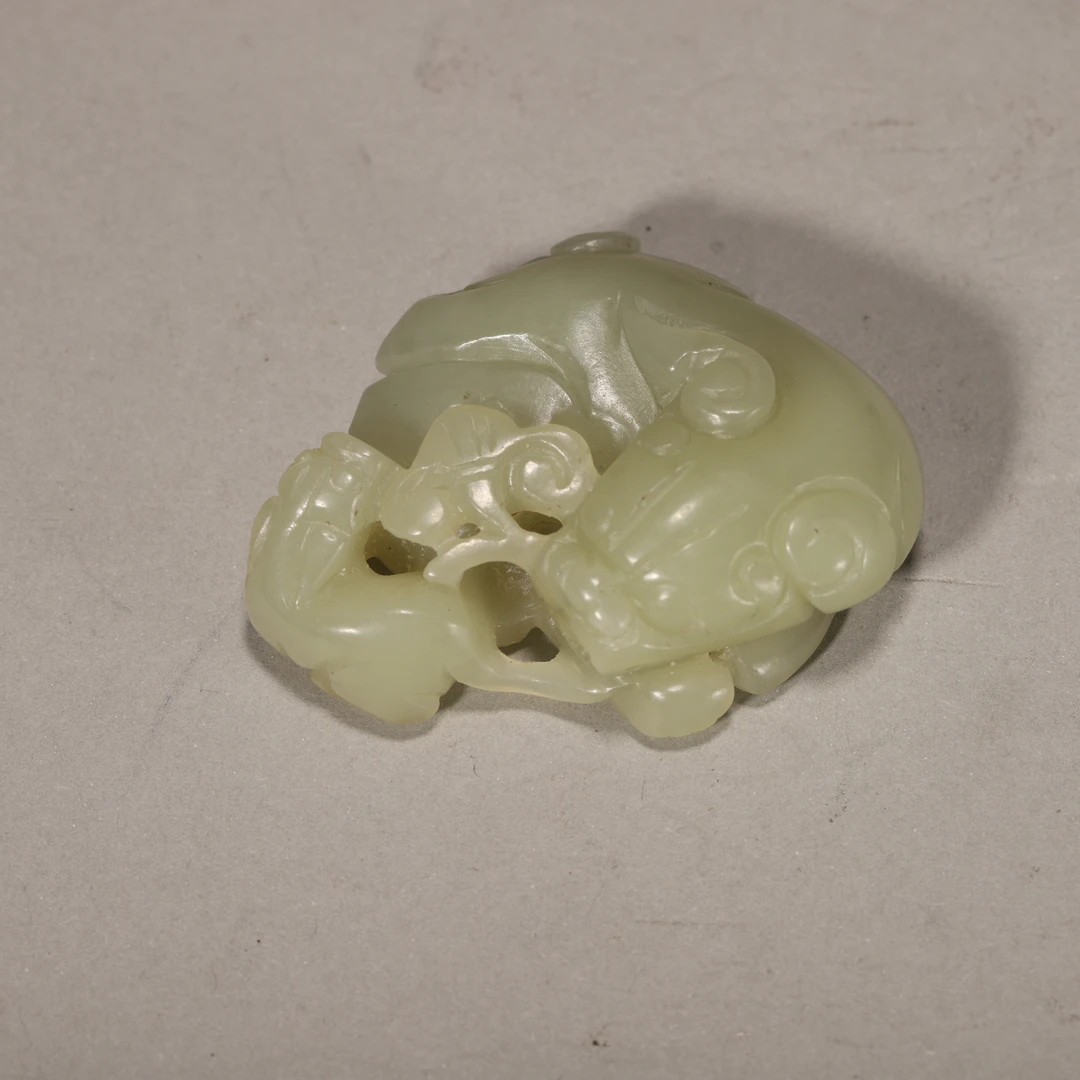 Lot43 清代 和田玉狮衔如意坠