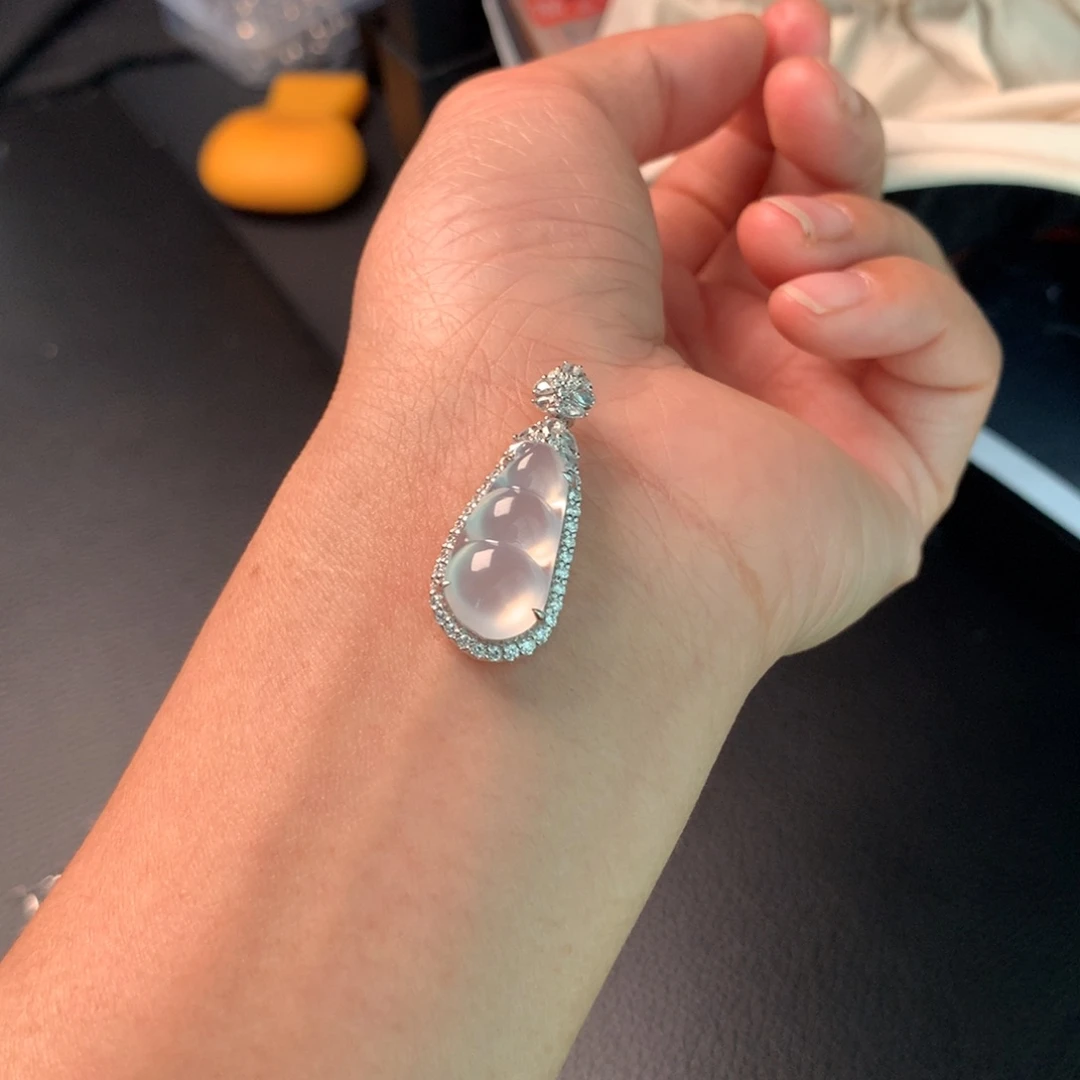 翡翠吊坠(赠链)18K金镶嵌白玻璃豆子