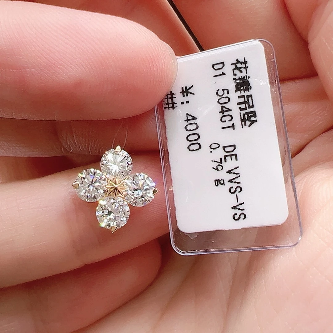 套链18K金镶嵌实验室培育钻石单颗37分，花瓣四叶草吊坠k黄