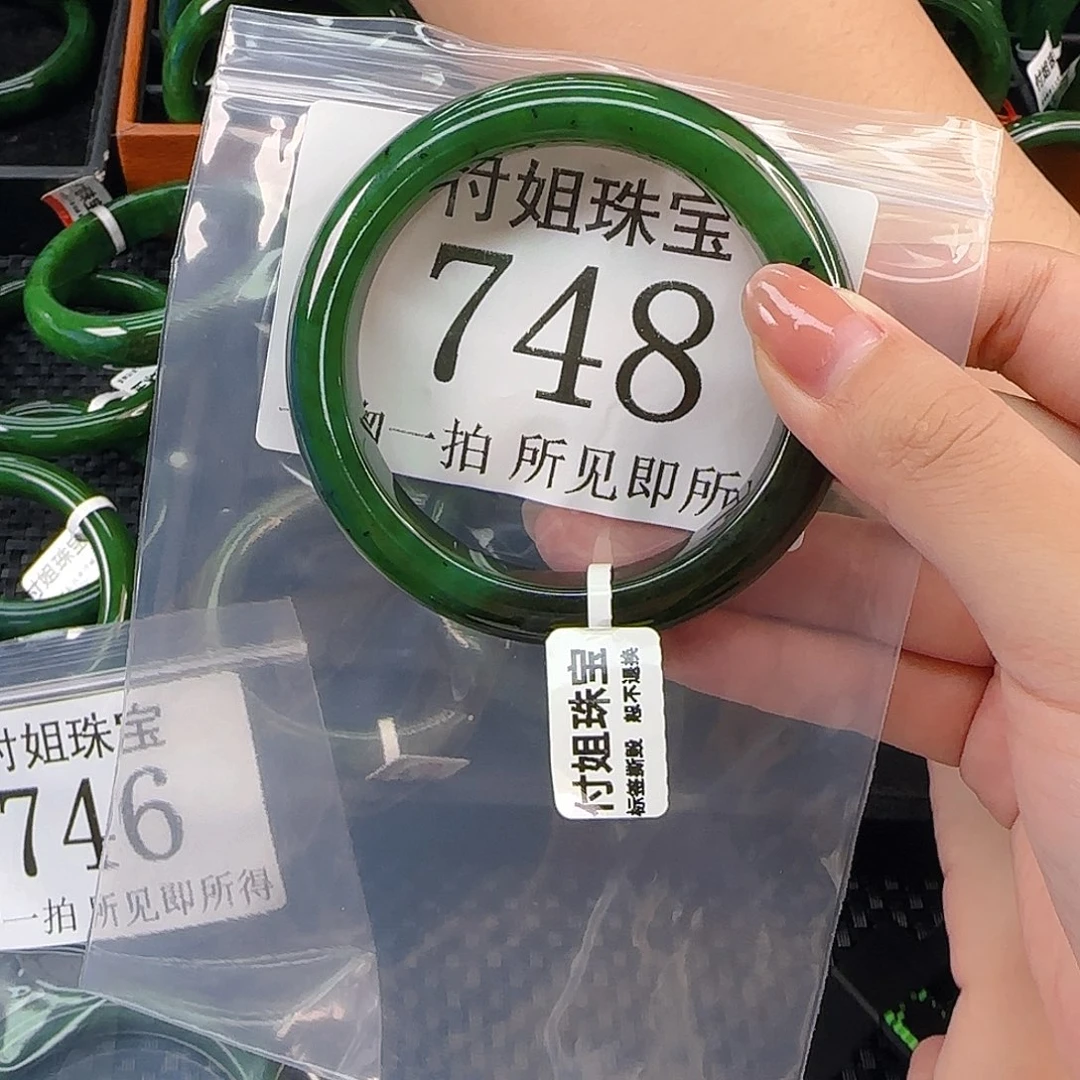 颈饰未镶嵌和田玉手镯59 748