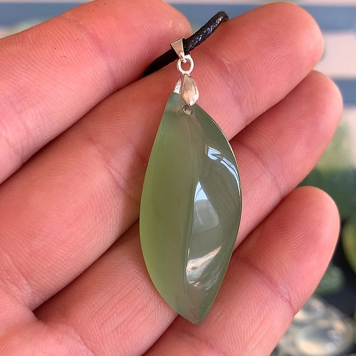 未镶嵌蛇纹石玉挂坠