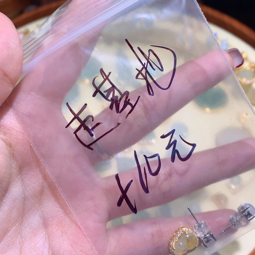 新***呀翡翠未镶嵌颈饰证书