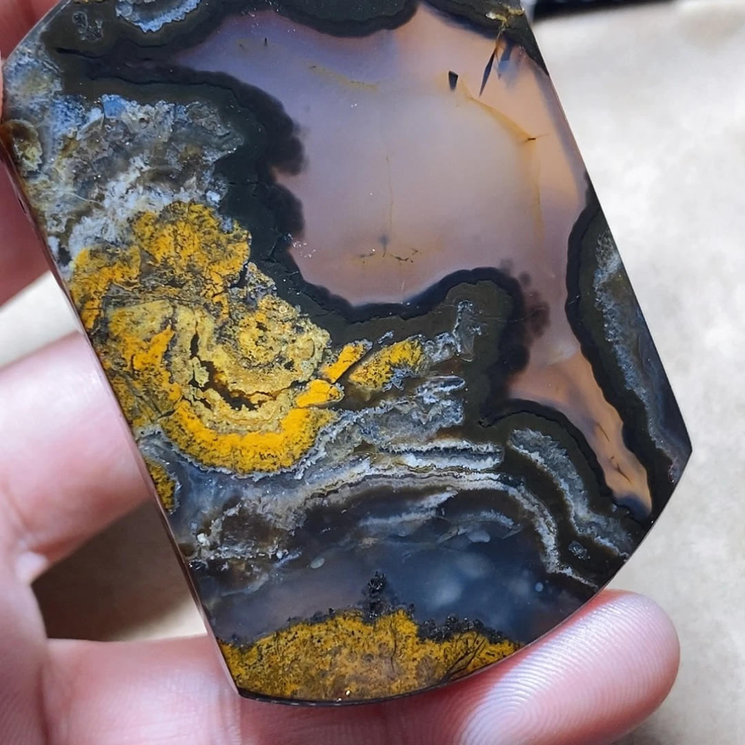 玛瑙/玉髓颈饰未镶嵌月**泉