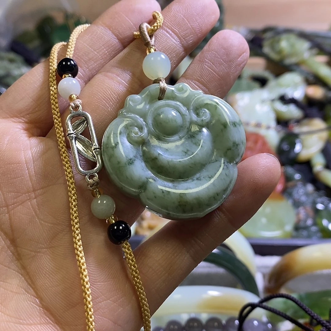 岫玉未镶嵌颈饰一个