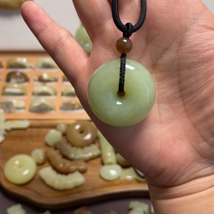 小***️和田玉未镶嵌颈饰