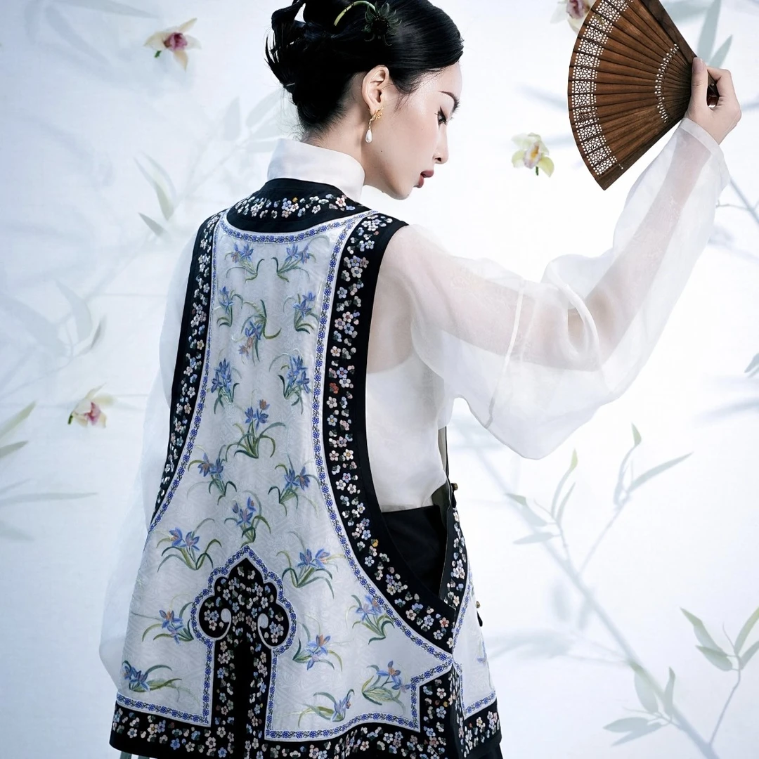 归藏雅集中式手工刺绣双宫兰花如意琵琶襟马甲