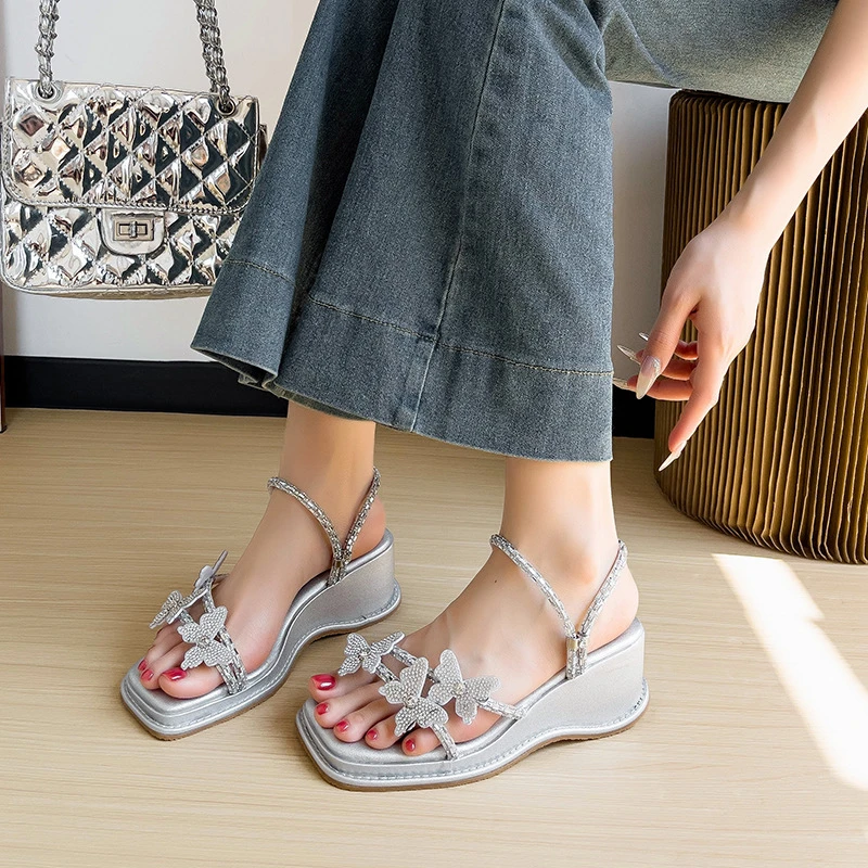 胖脚加宽加肥大码女鞋新款优雅时尚气质法式水钻蝴蝶结坡跟凉鞋