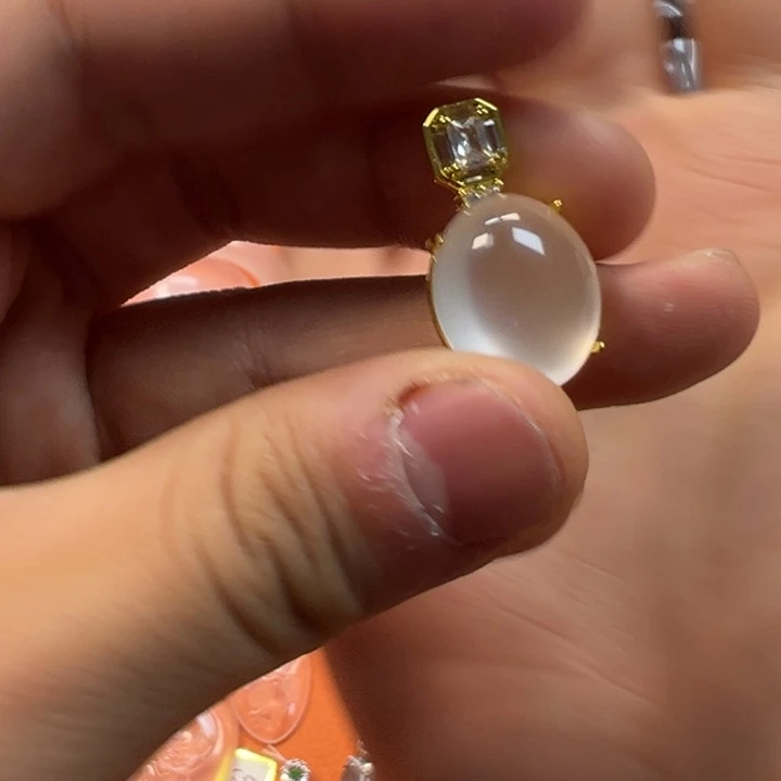 石英质玉合金颈饰