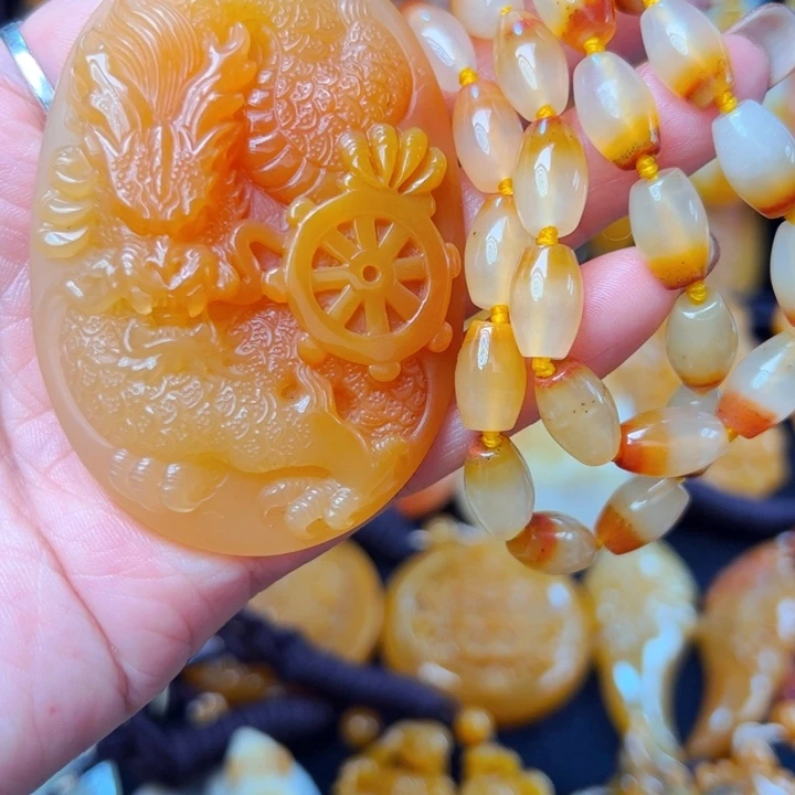 石英质玉（黄龙玉）合金颈饰